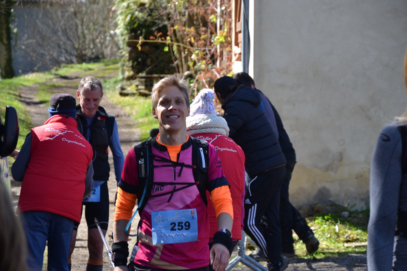 47-Il est midi, Steph' arrive au ravito au km44