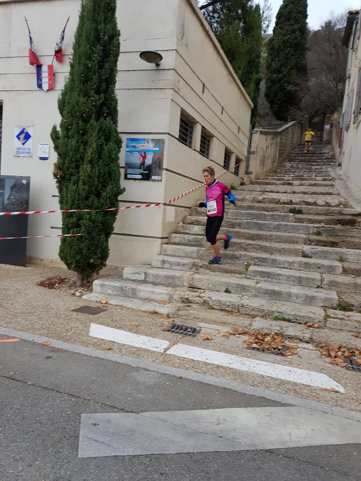 26-Ceux du long en finissent déjà, voici le Blond à balle sur les marches..