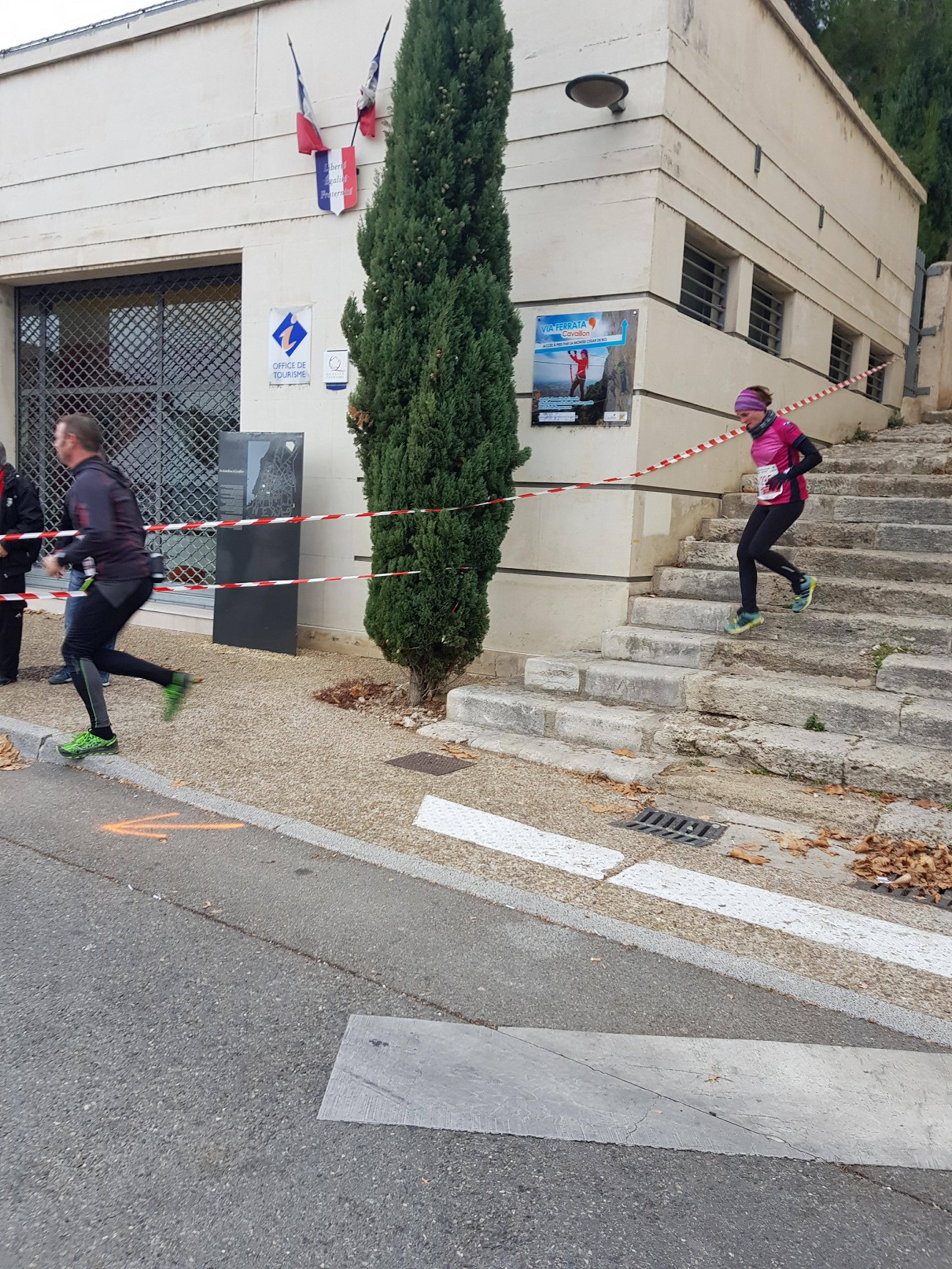 41-Petits pas de Bérengère sur les marches..