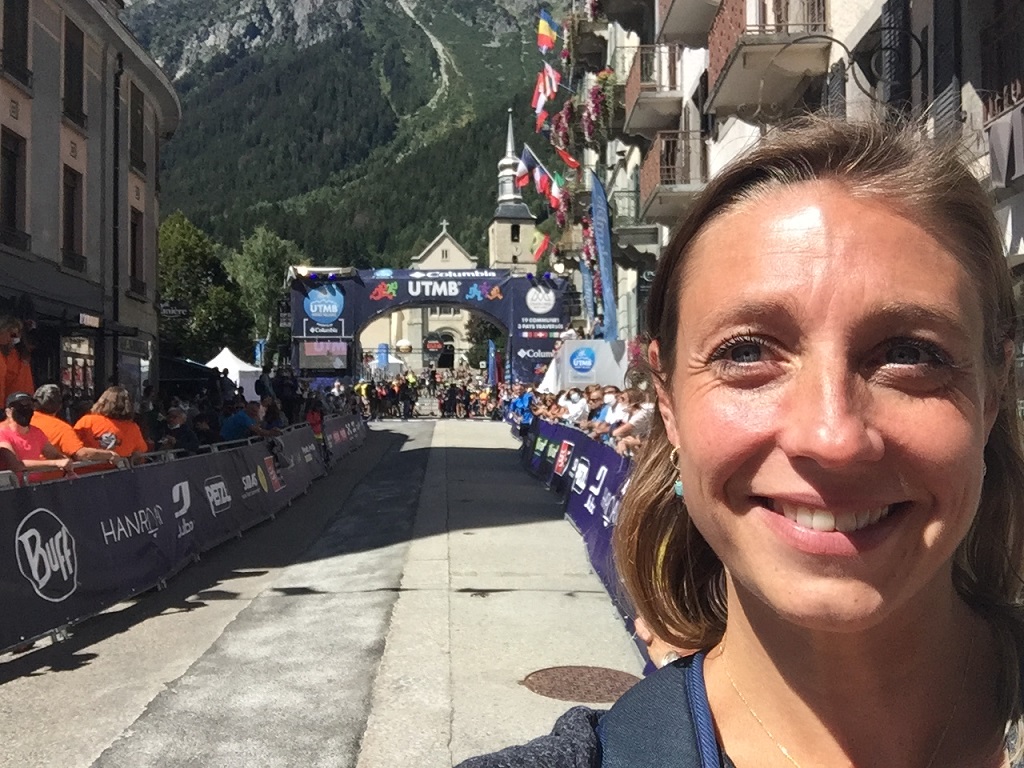 70-Fred' est de retour à Chamonix, devant la mythique arche d'arrivée