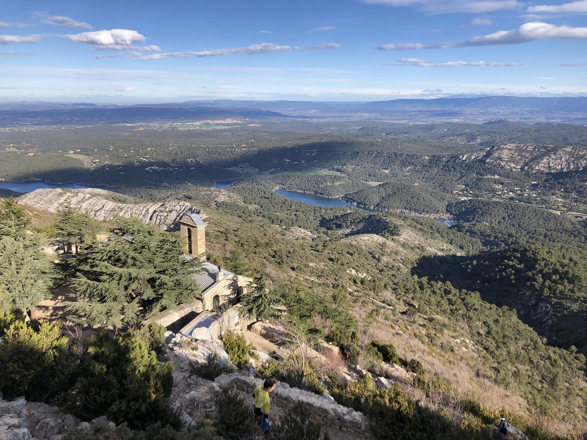 5-Descente avec belle vue sur le prieuré et le lac