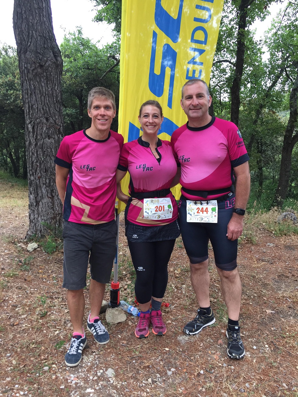 4-Deux coureurs, un supporter