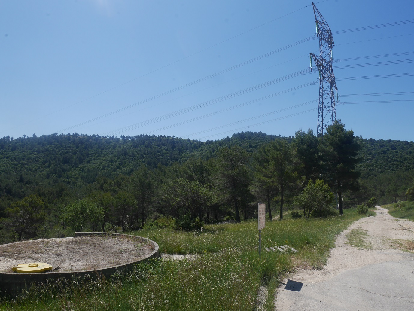 38-Citerne et pylône réunis sur le circuit du Castellas