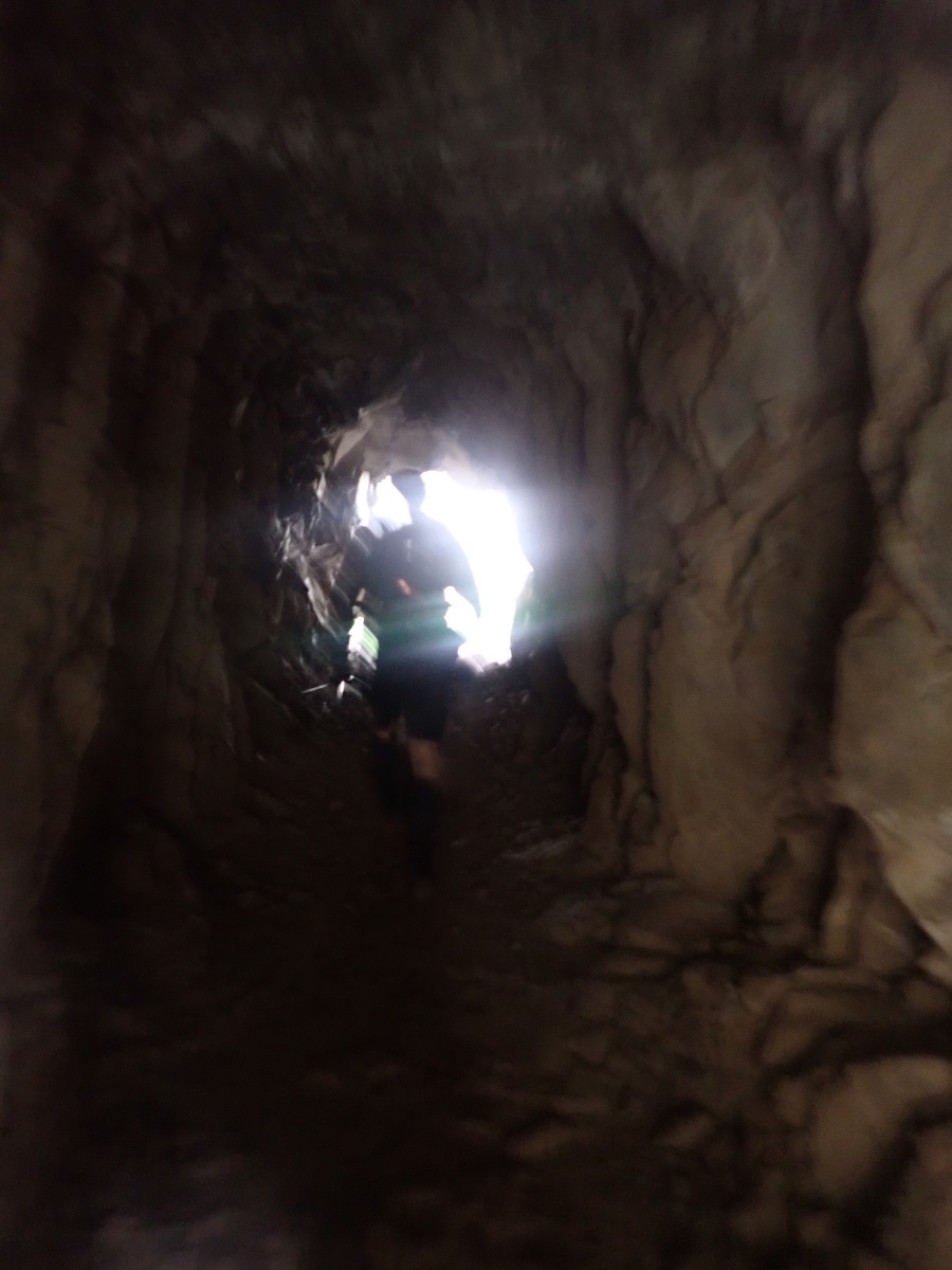 51-On passe de longs tunnels creusés dans la roche