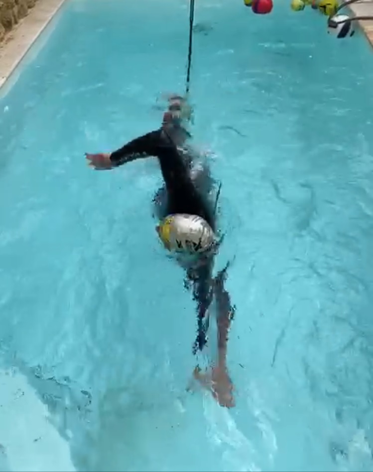 9-Francis en pleine natation-à-corde (!)