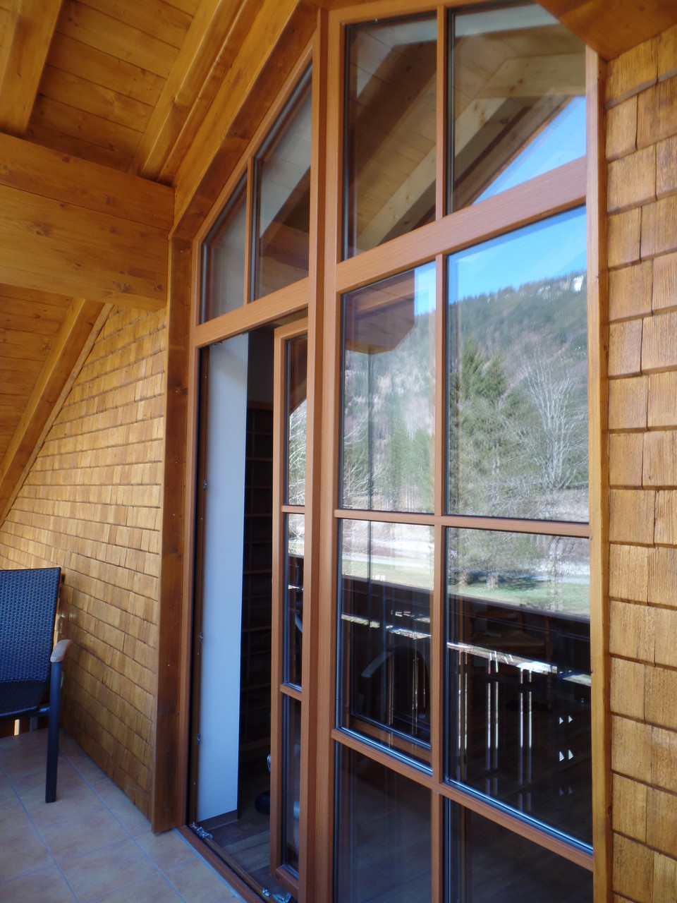 Kunstoff - Fenster im Dachgeschoß mit Parallelschiebetüre 