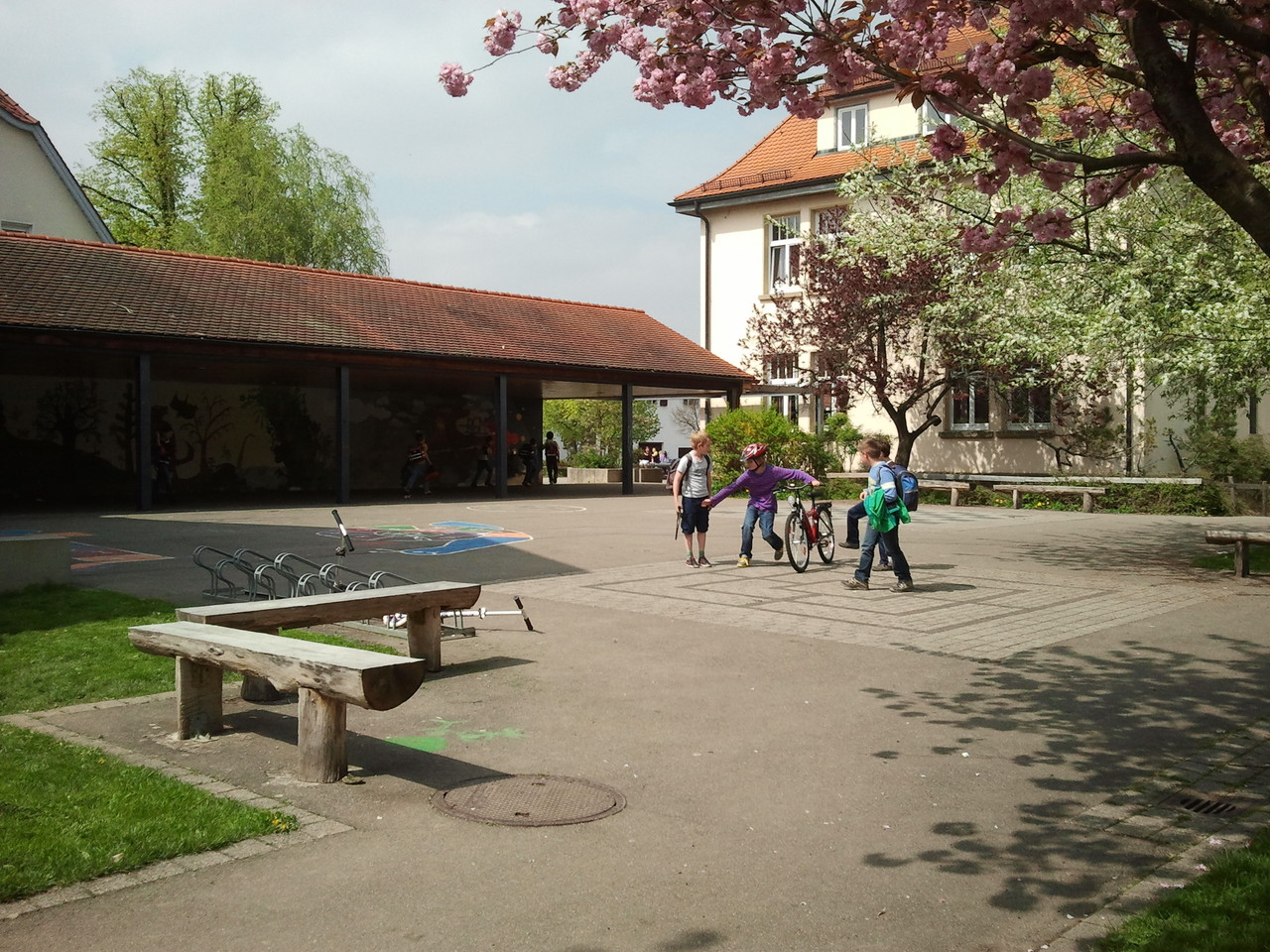 Schulhof vor der Pausenhalle