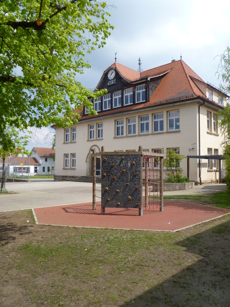 Klettergerüst vor dem alten Schulhaus