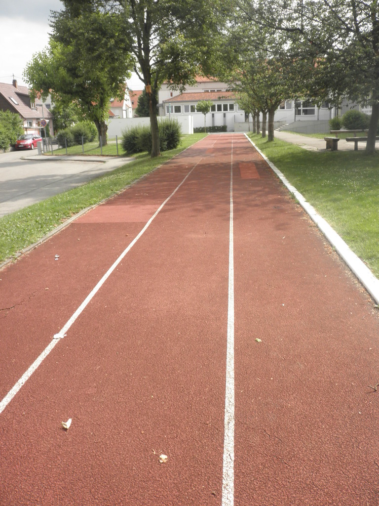 Die Tartanbahn auf dem Schulhof