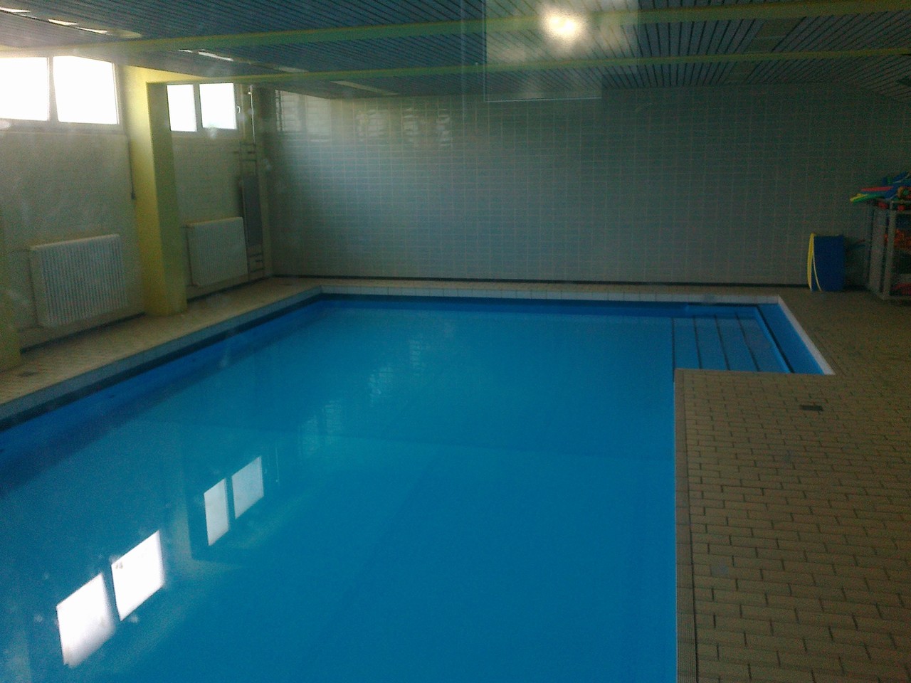 Das gemeindeeigene Schwimmbad ist in den Gebäudekomplex der Schule integriert