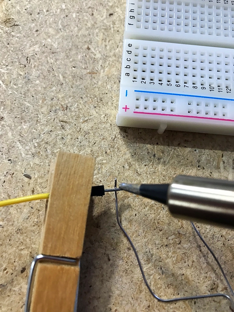 Auflöten von Lötzinn an Stecker