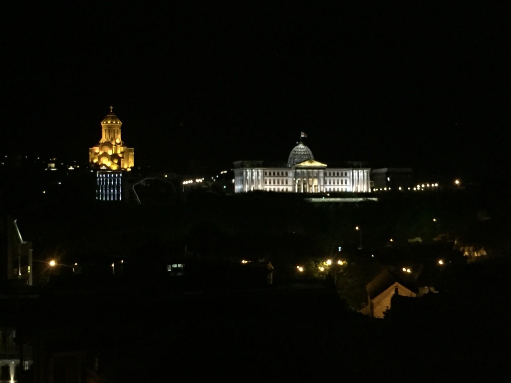 Blick von der Dachterrasse des Hotels Ms. Jackson auf die Samena-Kathedrale und Regierungsgebäude