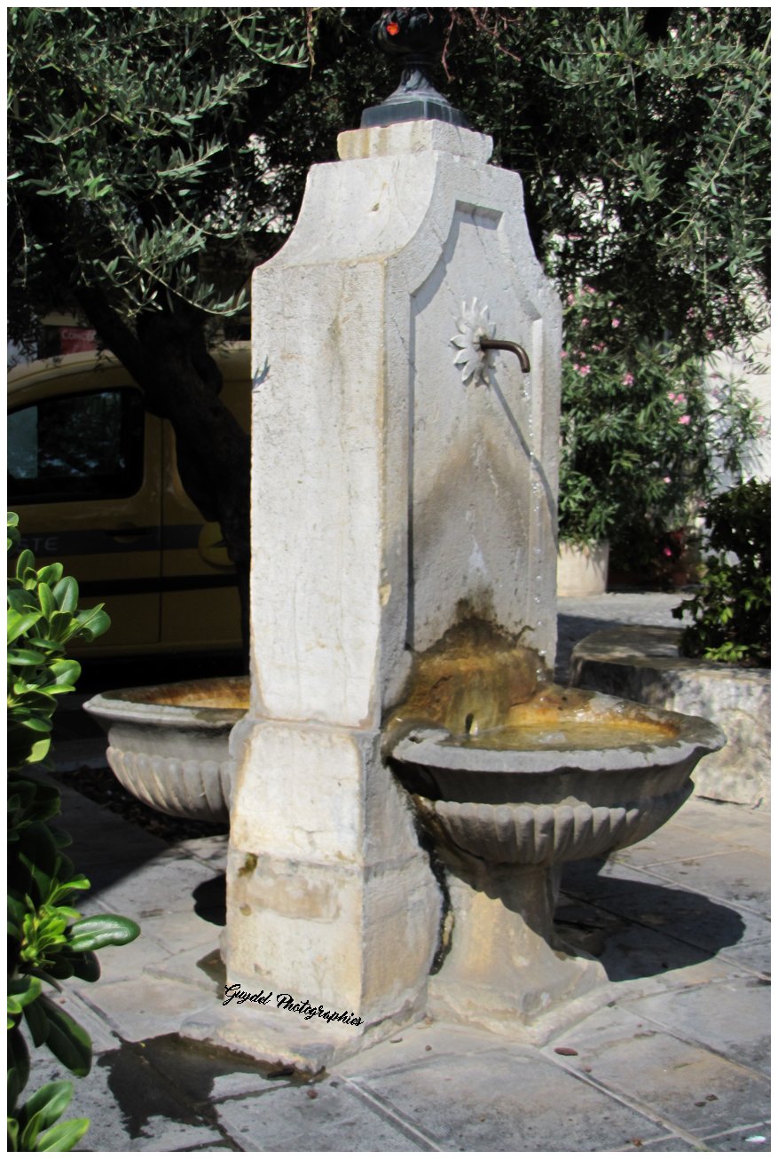 Fontaine double devant l'ancienne poste