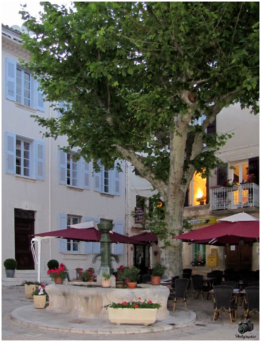 La Place de la Poste et sa fontaine