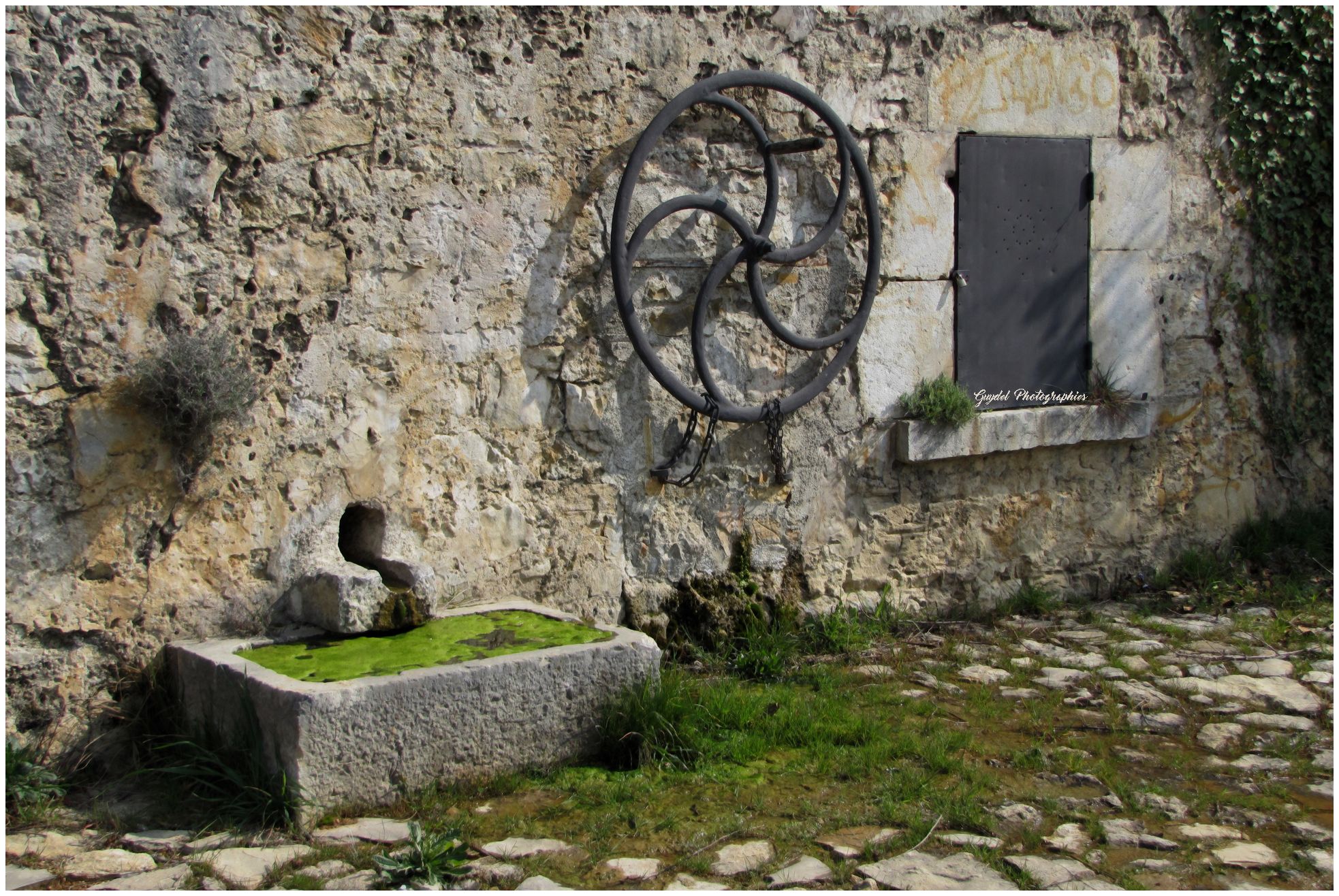 Fontaine réservoir à roue du Chemin du Moulin