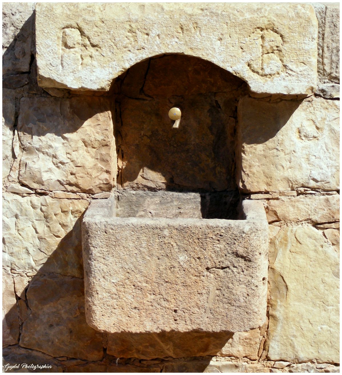 Ancienne fontaine sur le Clos