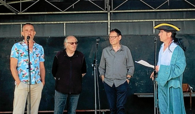 Hugues Mahoas, Jean-Yves Guillaume, Patrice Pellerin et Christophe Rivallain, corsaire secrétaire de l’association BD-Photos Moëlan qui a inauguré, ce 12 juin, sa troisième rencontre BD-photos, en présence des auteurs à l’honneur.