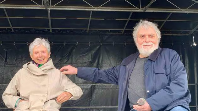 La documentariste-photographe Nicole Le Garrec et l’auteur de BD Jean-Claude Fournier exposent une partie de leur travail, en extérieur à Moëlan-sur-Mer (Finistère). | OUEST-FRANCE