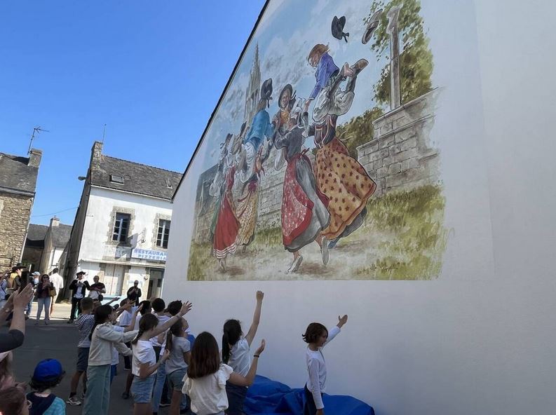 La fresque géante apposée sur le pignon de l’ancienne bibliothèque de Moëlan-sur-Mer (Finistère) a été dévoilée, samedi 3 juin 2023, lors de l’inauguration de la quatrième rencontre BD-photo. | OUEST-FRANCE