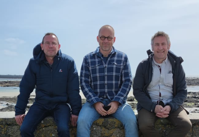 Patrick Péron, Stéphane Lavoué et Christophe Rivallain sur le port de Kérity | © BDPM