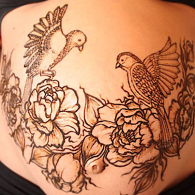 Babybauchbemalung mit einem Henna Tattoo. Bellypainting in Penzberg von Maria Kley