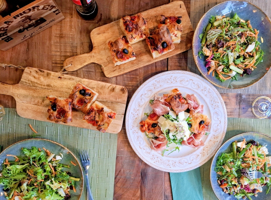 Frühlingssalat mit div. Focaccia