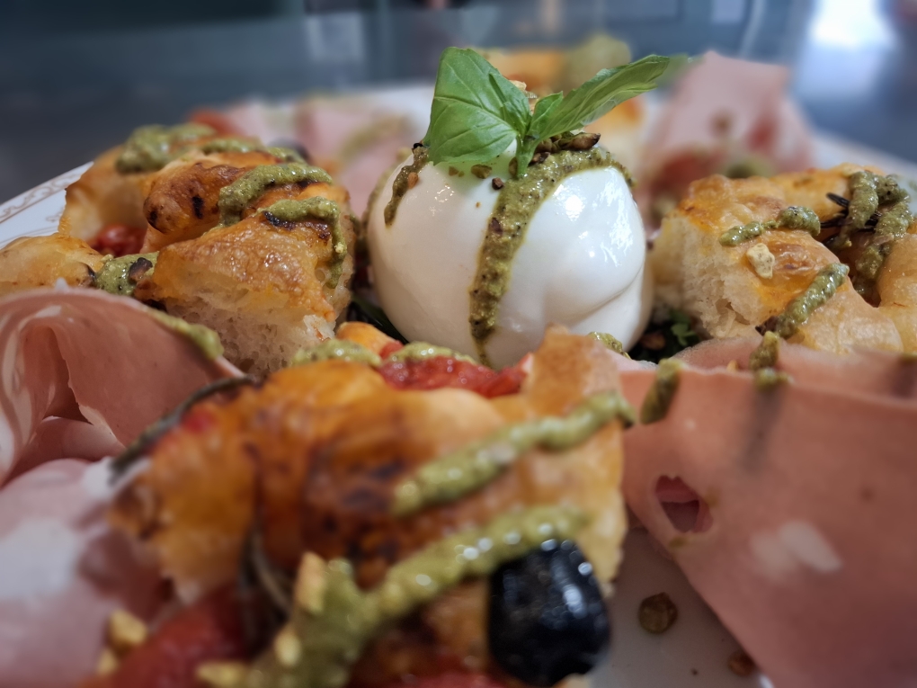 Focaccia cosi mit Mortadella, Bufala Burrata, Pistaziencrème, Pistazien