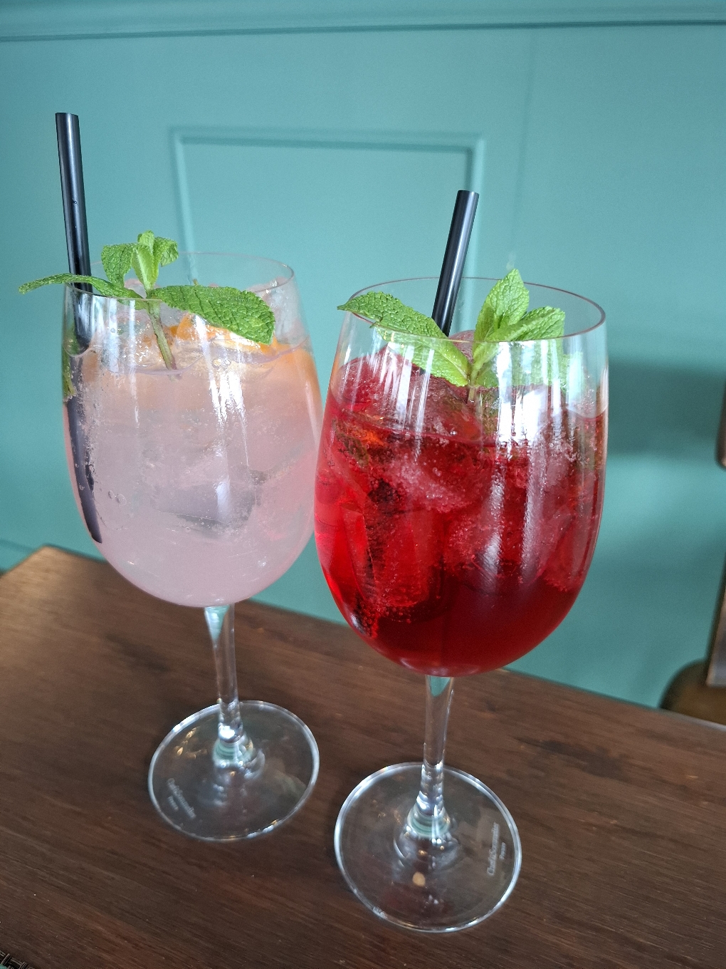 Alkoholfreie Drinks Pink Grapefruit und Red Chrerry