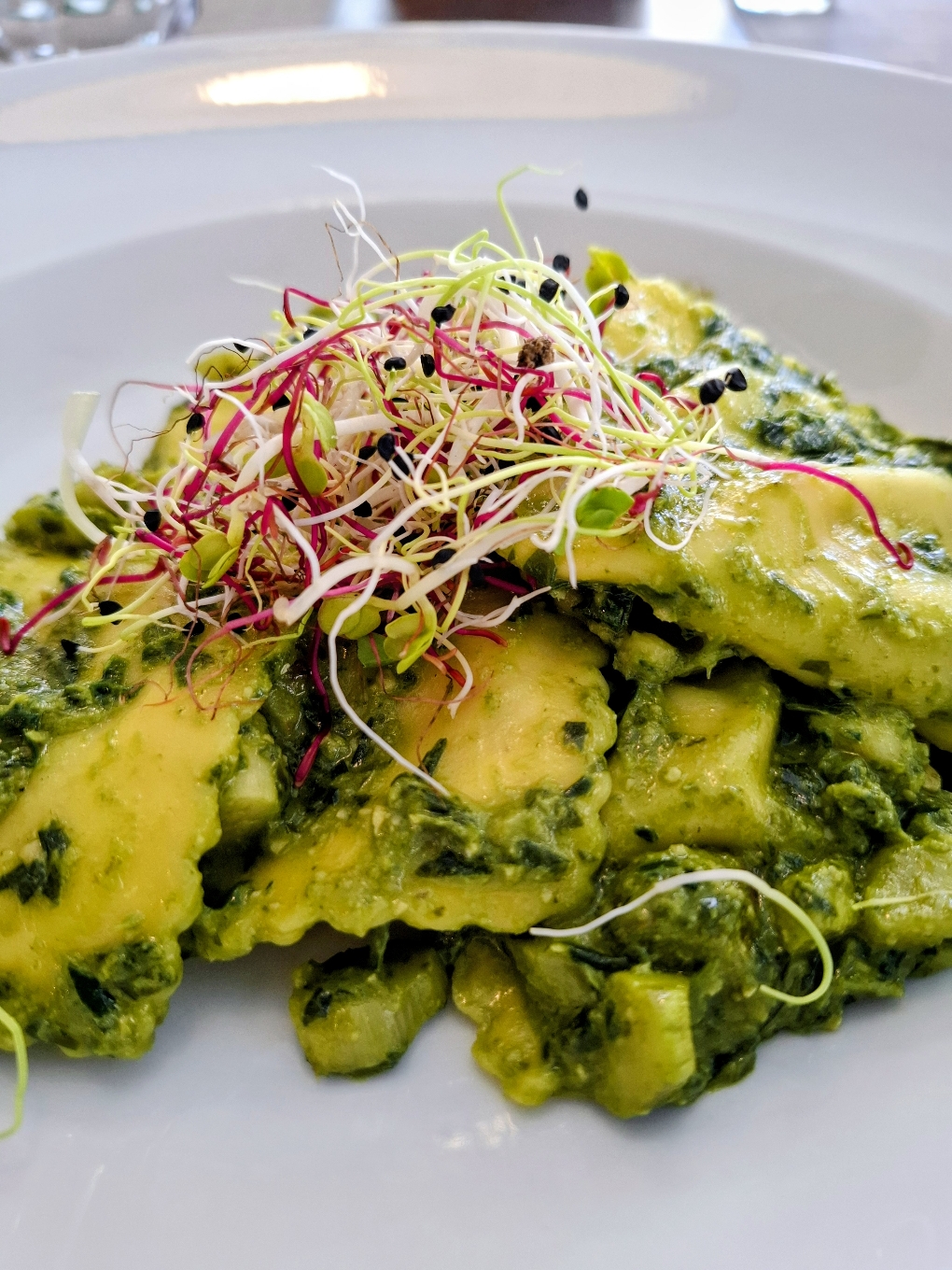 Spargelravioli mit Bärlauch Pesto und Fleur Sprossen
