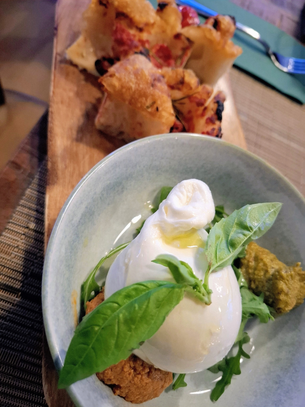 Bufala Burrata mit Pesto und Focaccia