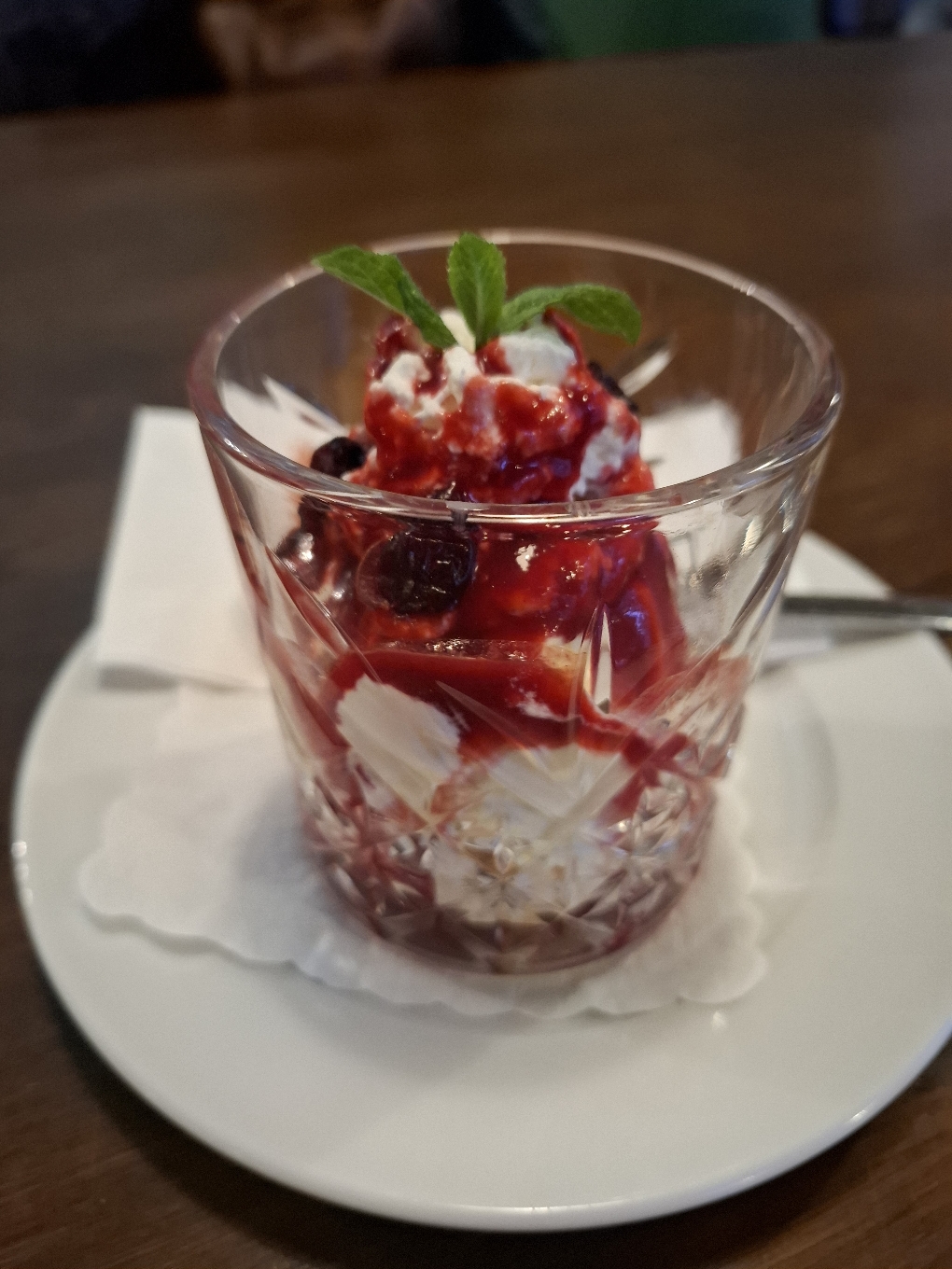 Dessert Beeren Traum; Vanilleglace, Beerenpulp, Cranberry, Waffel, Rahm