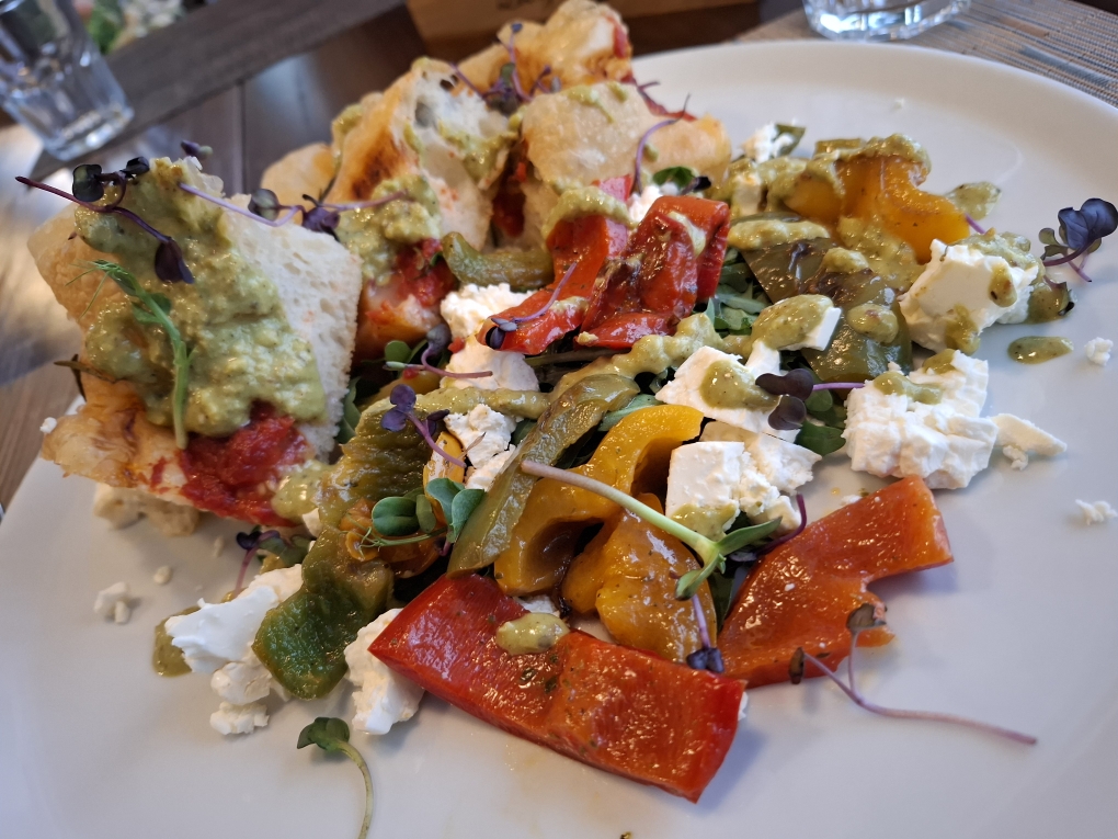 Focaccia Vegi; grilliere Peperoni, Feta, Pistaziencrèrme 