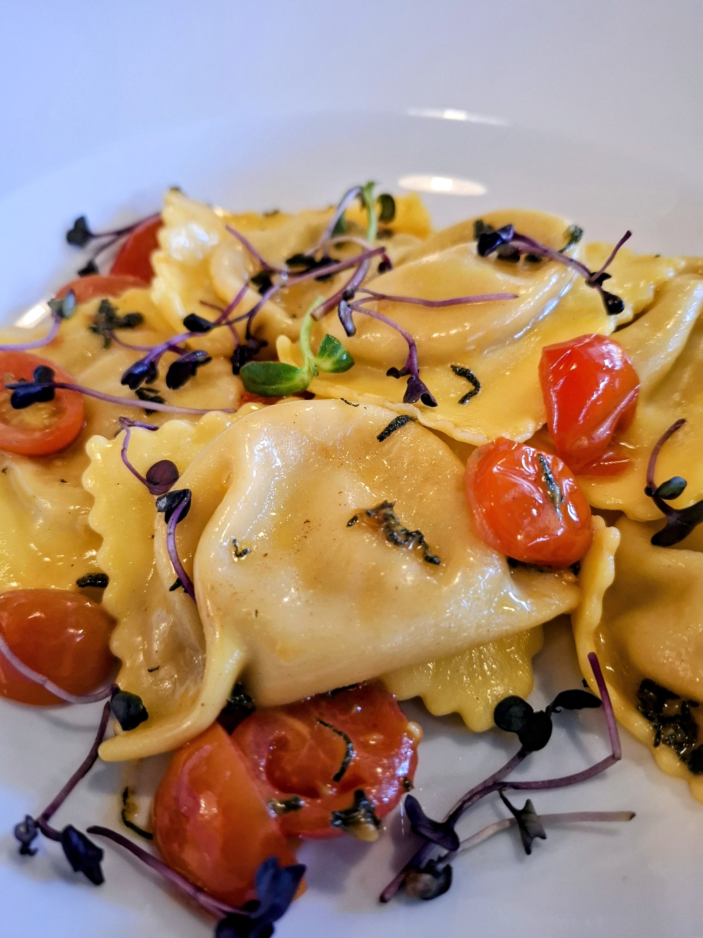Kalbfleisch Ravioli mit sautierten Tomaten an Salbeibutter