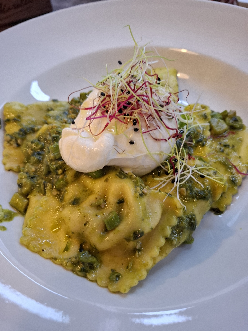 Spargelravioli mit Bärlauch Pesto und Bufala Burrata