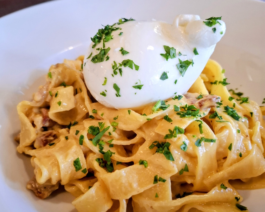 Tagliatelle Carbonara mit Bufala Burrata