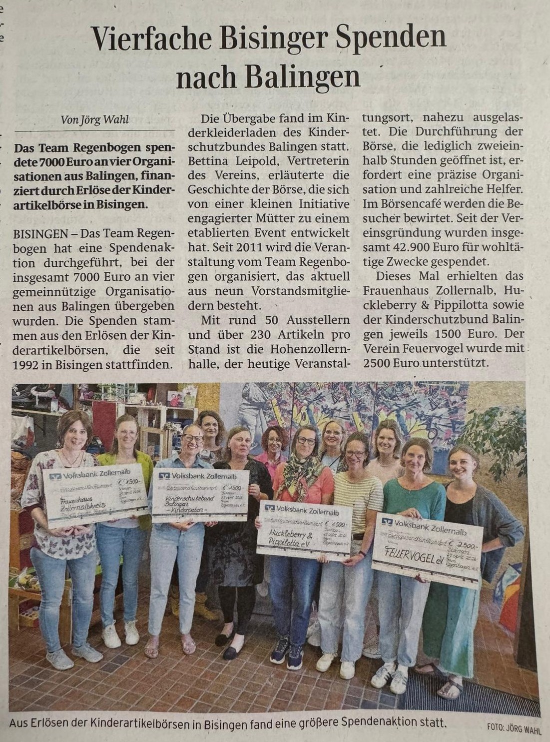 Spendenübergabe Team Regenbogen im KinderKleiderLaden