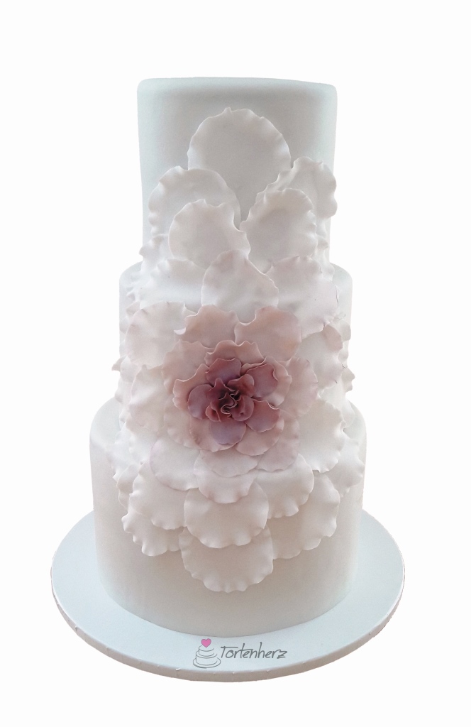 Hochzeitstorte mit großer Blume vorne