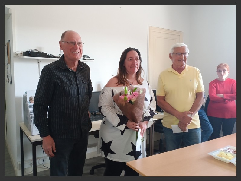 Le Président accompagné du secrétaire remettant un bouquet de fleurs à Alexandra.