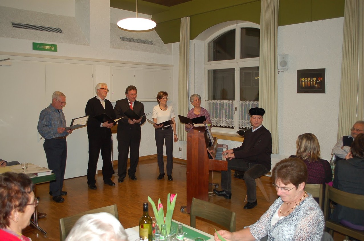Der Vorstand und Hans Göldi singen den 10. Psalmton