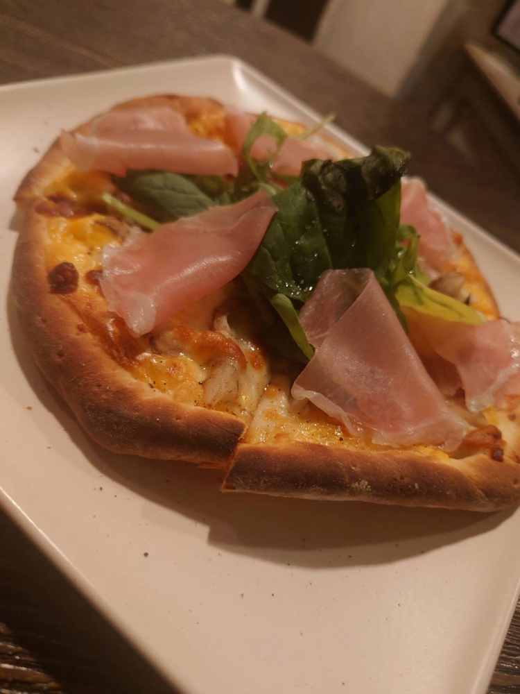 【dinner】マイタケと生ハムのチーズピザ
