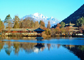 麗江の玉泉公園。背後の山々が玉龍雪山