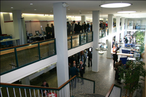 Foyer des Geozentrums während der Posterpräsentation und Gerätevorführung