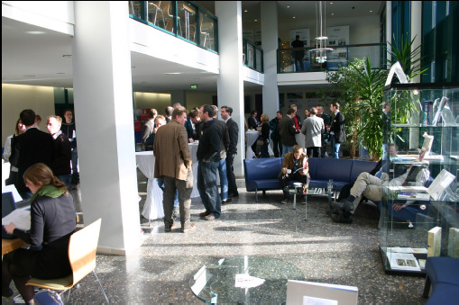 Foyer des Geozentrums während der Posterpräsentation und Gerätevorführung