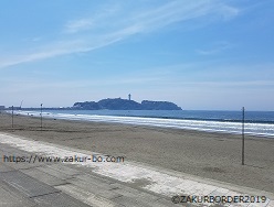 夏の快晴、江の島と海の写真