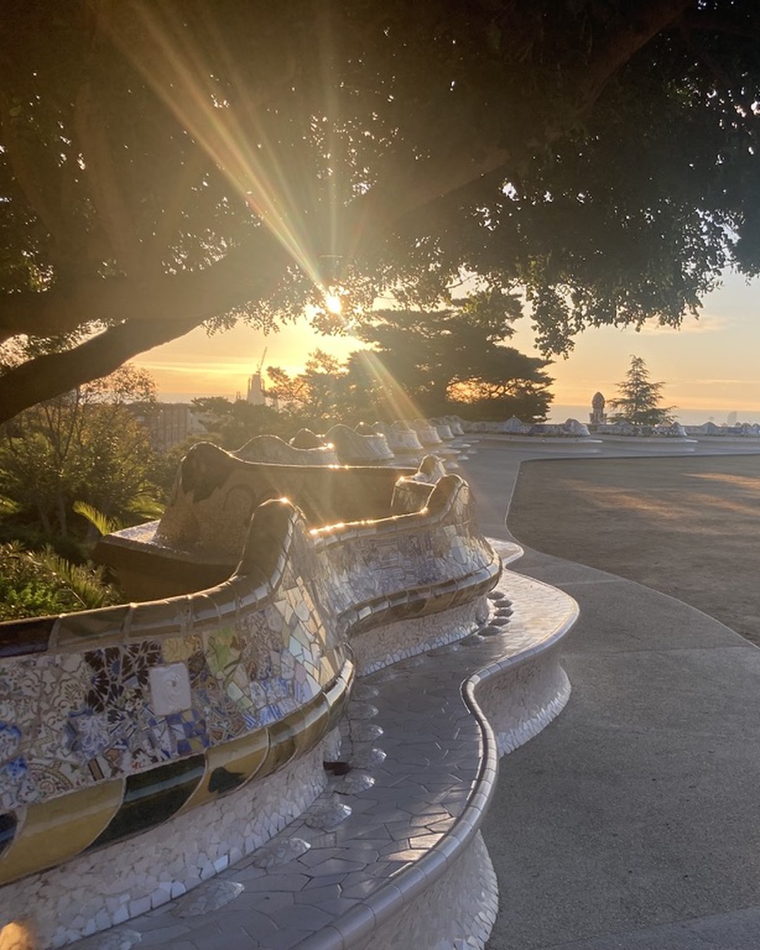 Panchina ondulata in trencadís del Park Güell di Gaudí al tramonto