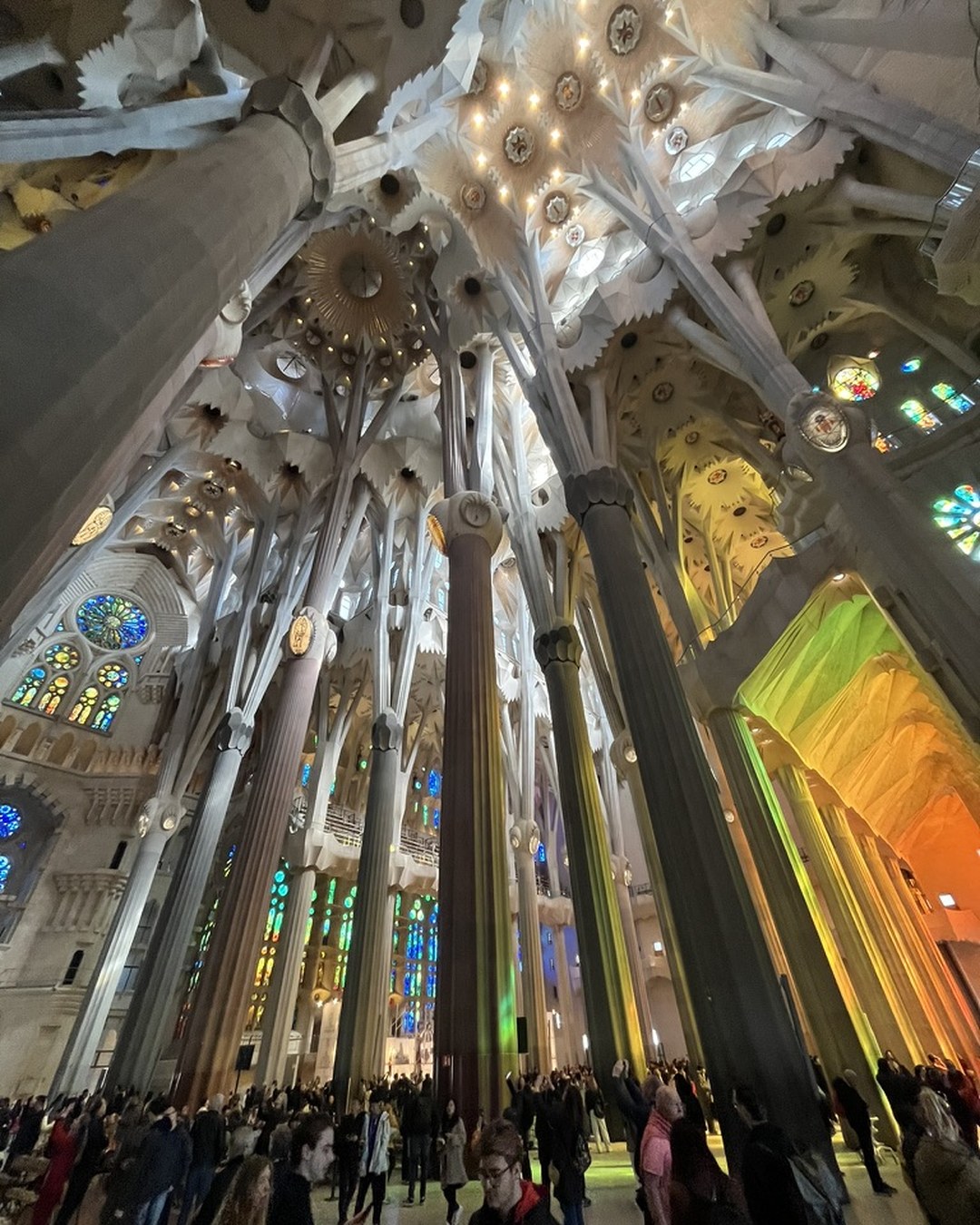 Interno della Sagrada Família di Gaudí con le colonne ad albero e le vetrate colorate