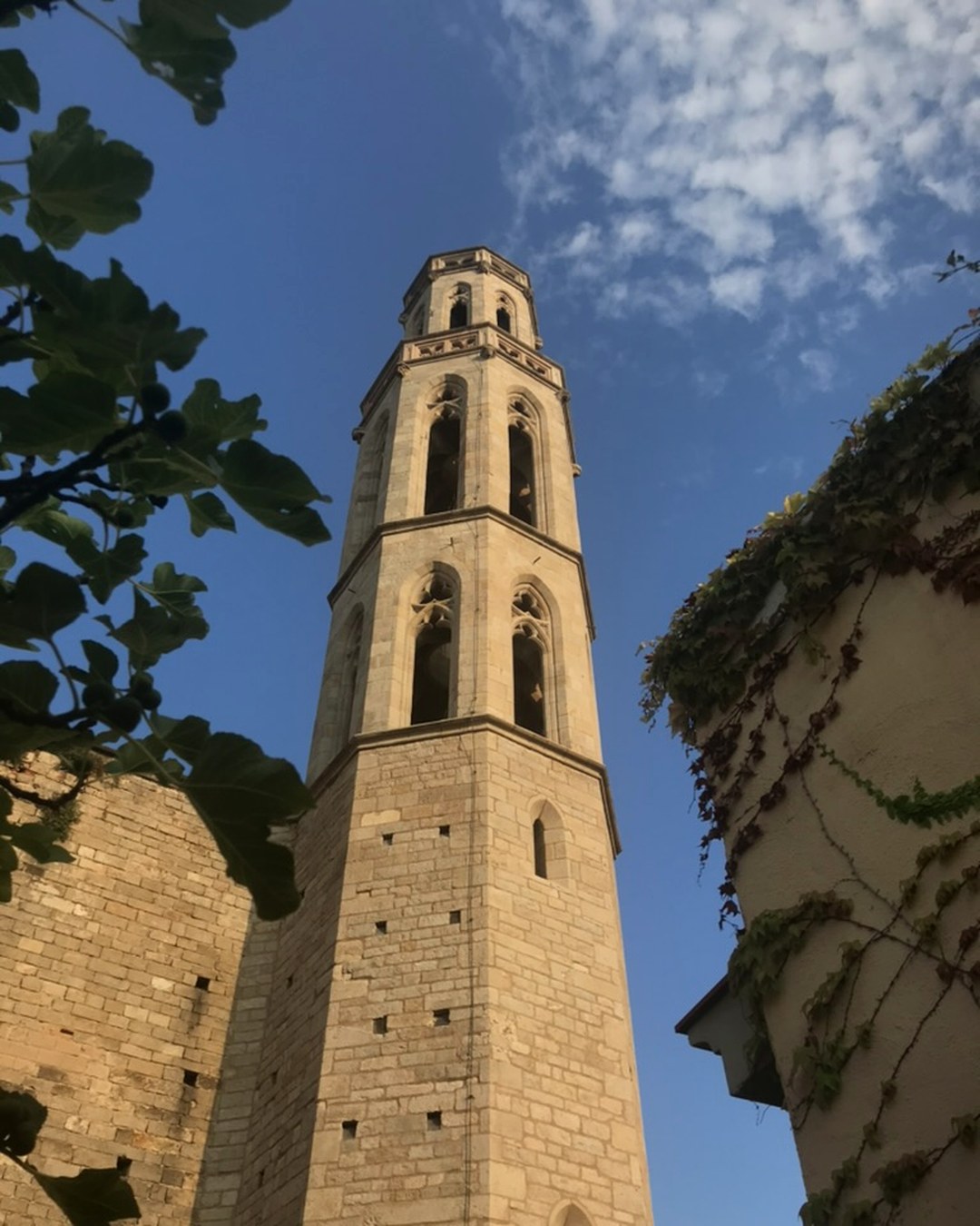 Campanile di Santa Maria del Mar nel quartiere del Born, la Barcellona di Picasso