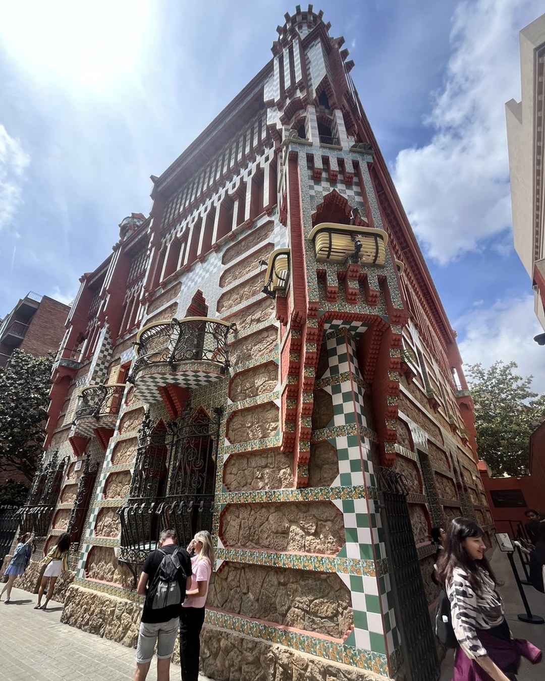 Facciata orientalista di Casa Vicens, prima opera di Gaudí a Barcellona