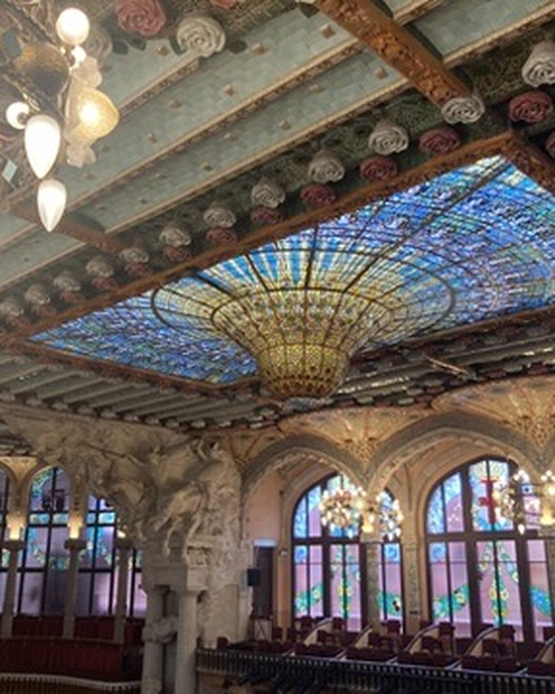 Lucernario di vetro colorato del Palau de la Música Catalana