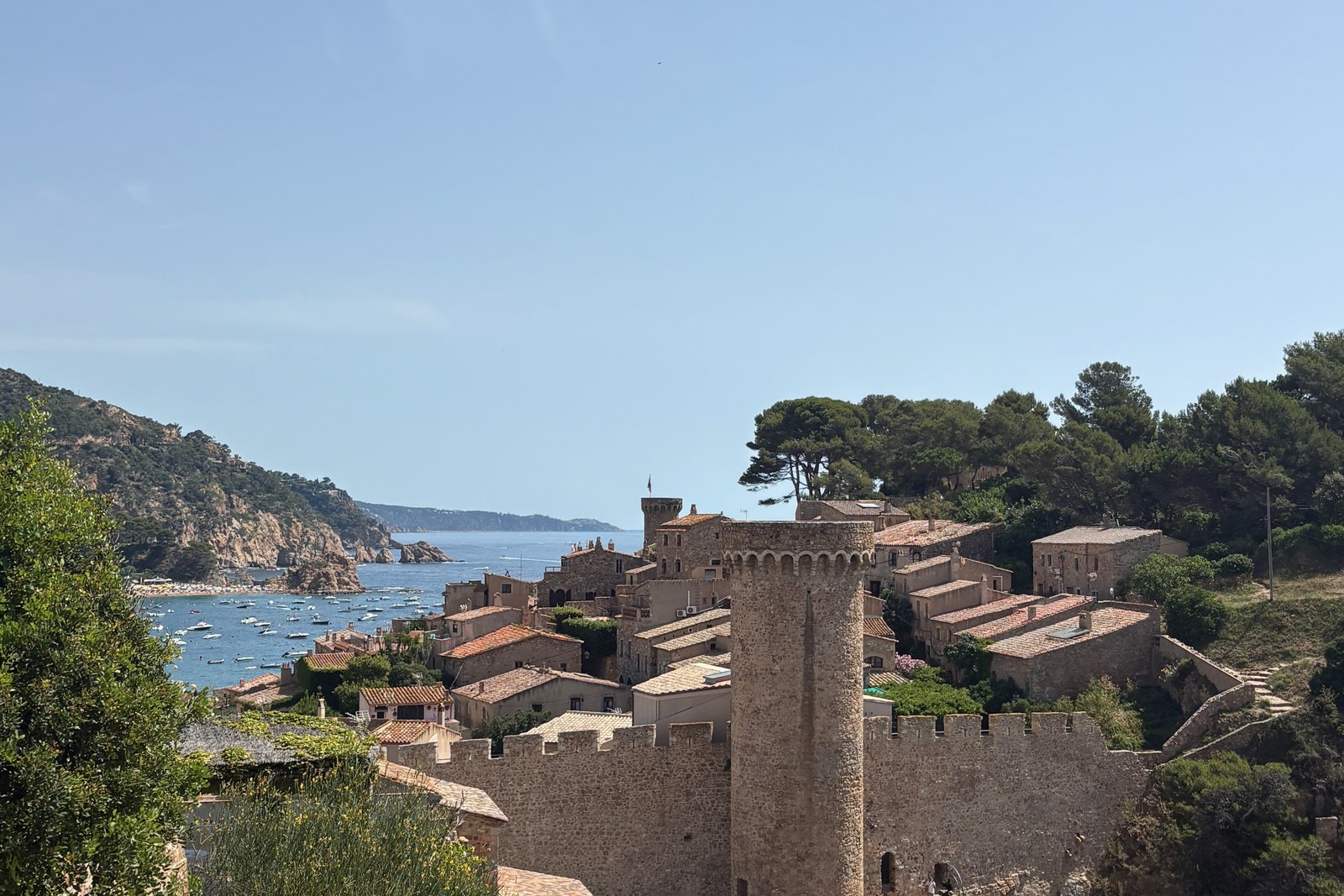 Le mura medievali di Tossa de Mar sul mare, Costa Brava